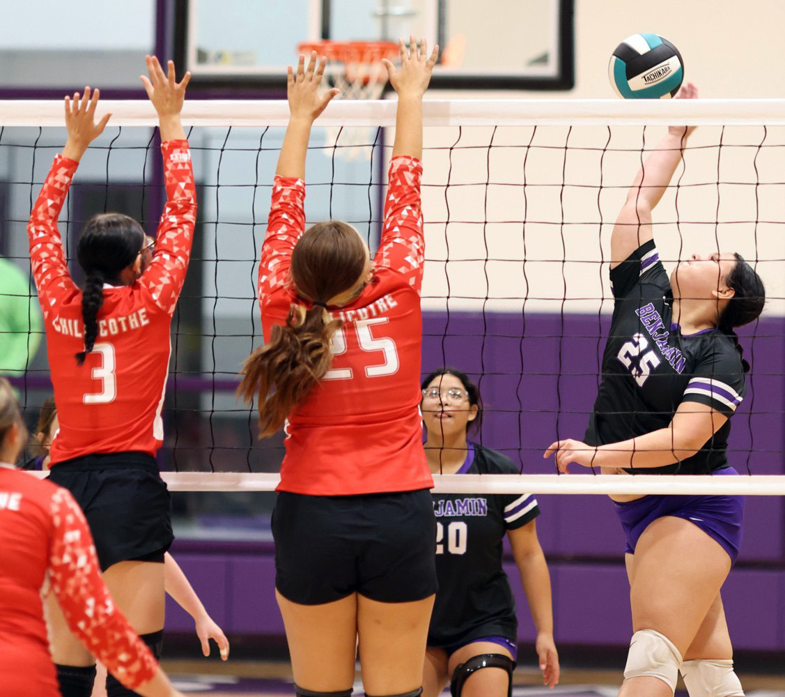 2ON1 does not seem to faze the Lady Stangs as they won on their home court over Chillicothe Friday, Sept. 18. | COURTESY PHOTO