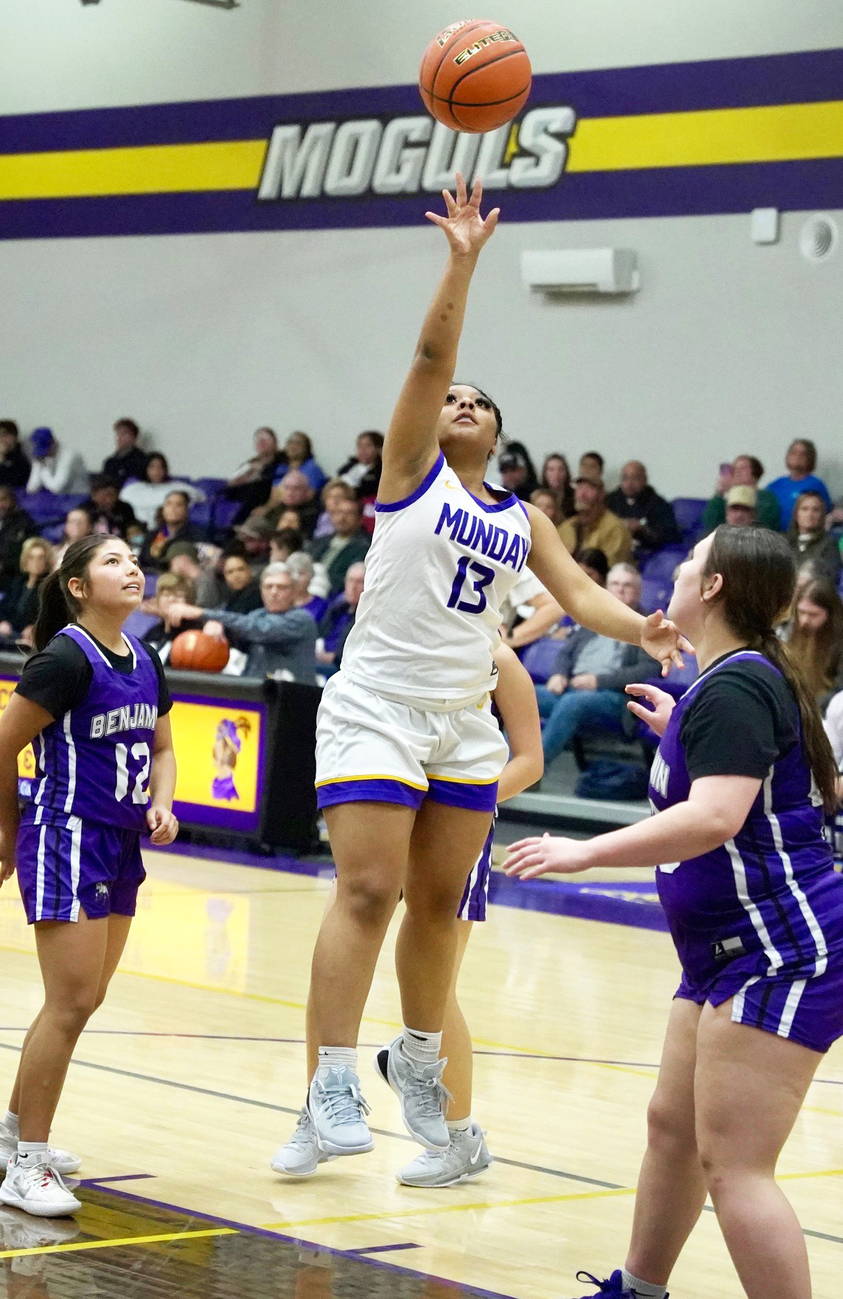 DRIVE TO THE BASKET The Mogulettes hosted Benjamin on Tuesday, Jan. 20. Mogulette Jazzy Jones finds an open lane and drives to the basket for 2 in last week’s win over the Lady Stangs 47-17. | LACI BOWMAN PHOTO