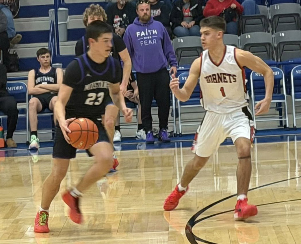Mustangs defeat Greyhounds in crosscounty regular-season finale; score playoff victory against Aspermont