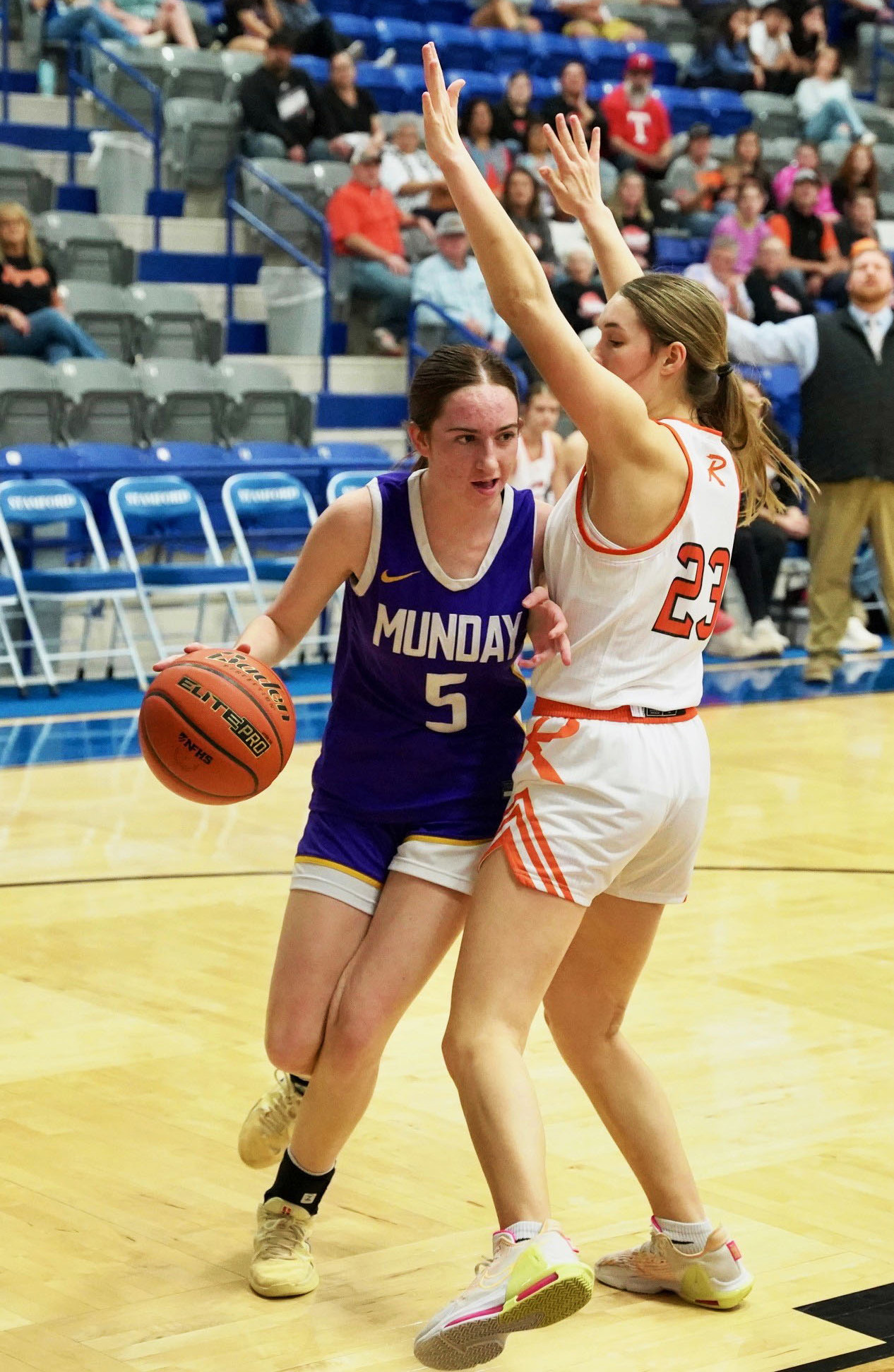 DRIVINGTHEBASELINE Mogulette Olivia Myers drives baseline in last week’s heartbreaking loss to Rotan. | LACI BOWMAN PHOTO