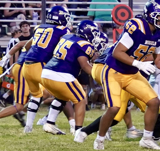 HOLD THE LINE The defensive line for Munday holds its ground as theWildcats look for someplace to go. | LACI BOWMAN PHOTO