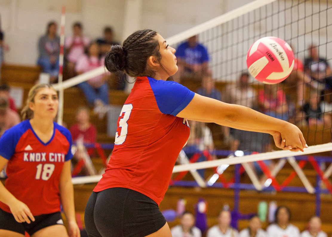 MAKINGTHE PLAY Lexi Abila makes the play out of the net in last week’s game against the Paducah Lady Dragons. The Houndettes won all three sets. | SHERI BATY PHOTO