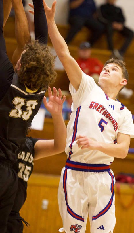 UP FORTHE REBOUND Bently Stroud goes up for the rebound in last week’s Hounds win 52-- 29 against Woodson. | SHERI BATY PHOTO