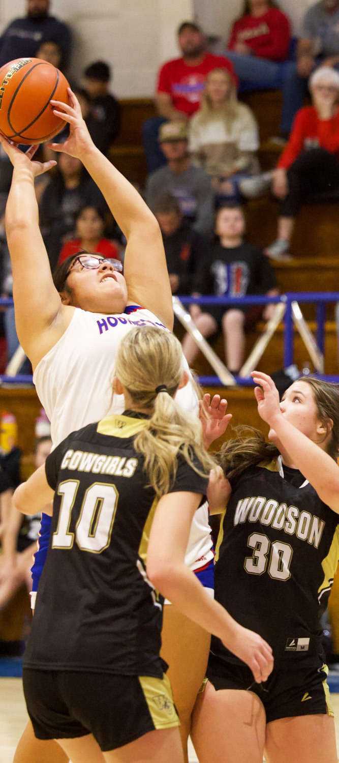 STRETCHING FOR THE REBOUND Houndette Audri Perez stretches for the rebound in last week’s game versus Woodson. | SHERI BATY PHOTO