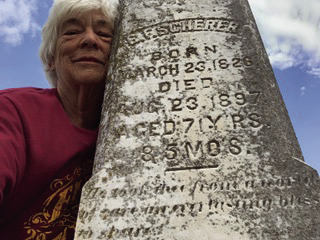 Hanaba Munn Welch poses for a selfie with the headstone of her great-grandfatherBenjaminFranklinScherer. | HANABAMUNN WELCH PHOTO