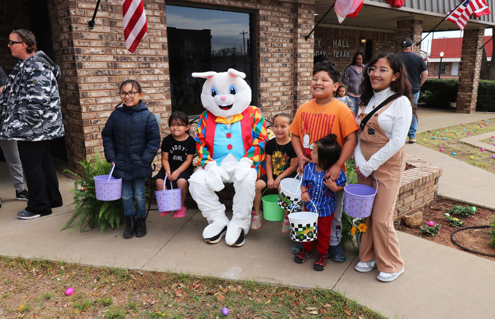 The city of Munday hosted an Easter egg hunt and a brown bag lunch fundraiser for the MundayVolunteer Fire Department on Saturday, April 4. Within minutes, 2,000 eggs were gone as were those doing the searching. The Easter Bunny made an appearance posing for pictures with kids of all ages. Prize eggs and a drawing for two Easter baskets.Those winners were not present, but will be contacted to get their prizes. | TROY PARTON