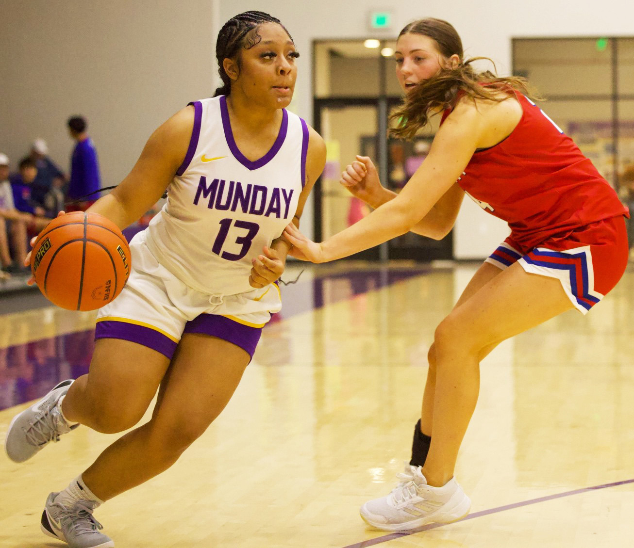 LOCKED IN BATTLE The Mogulettes hosted the Knox City Houndettes on Tuesday, Feb. 3. Mogulette Jazlynne Jones drives her way to the net as the two teams were locked in a back-andforth battle. The Mogulettes went on to defeat the Houndettes 31.25. | SHERI BATY PHOTO