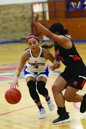Rebecca Ruiz pushes toward the basket Sheri Baty/The Knox County News-Courier
