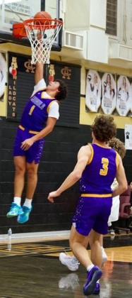 GOING FORTHE LAYUP Munday’s Caiden Lee lays it up and in over Archer City. | LACI BOWMAN PHOTO