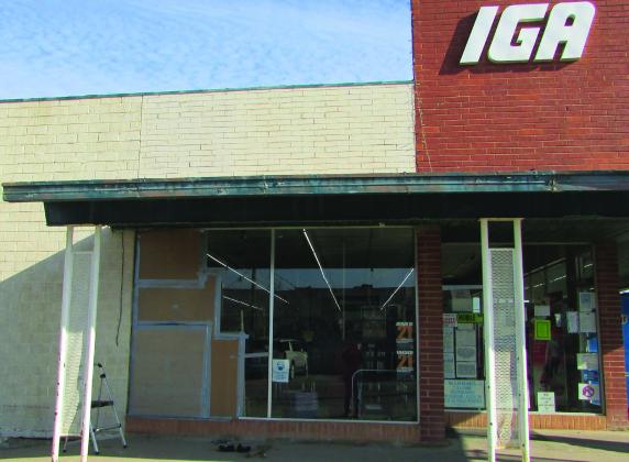 Local Lawrence Brothers grocery store burglarized. Don Thompson/The Knox County News-Courier