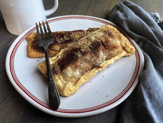 APPLE-DATEPIES A simple recipe with the right serving size.They are perfect for lunch boxes and curbing that mid-afternoon sweet tooth craving. | ANGELINA LARUE PHOTO