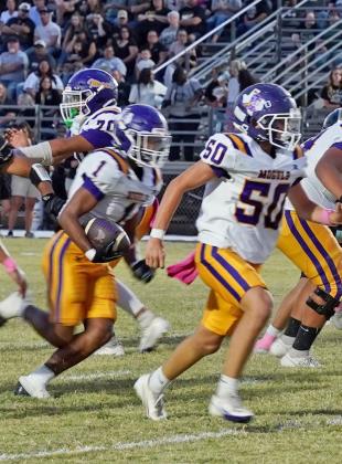 MOGULS FIND THE ENDZONE Kiyryn Wilson ran for the endzone against the Indians. The Indian held on to the lead wentontowintheirhomecominggame 44-20. | LACI BOWMAN PHOTO