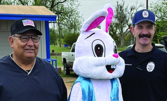 KCPOLICECHIEFRICHARDCANDELARIAANDOFFICEREDDIEBLACKBURNWITHTHEEASTERBUNNY | RACHEL FARMER PHOTO
