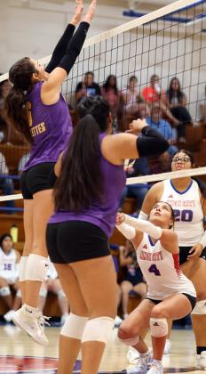 A GREAT SAVE Knox City’s Bailey Espinosa plays the ball out of the net after a Munday block. | SHERI BATY