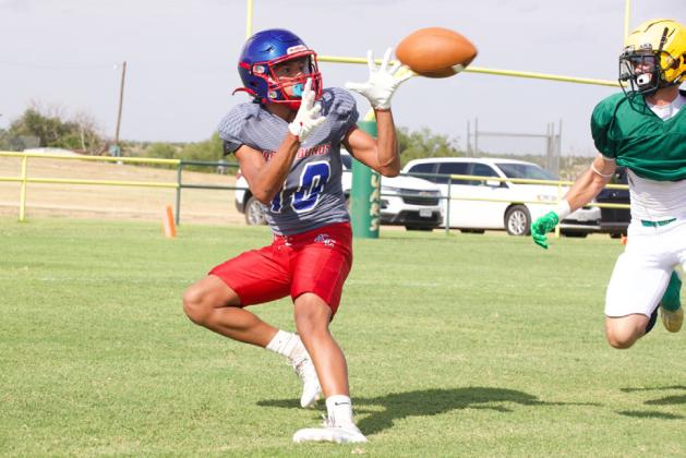 READY FOR THE CATCH Knox City’s Hunter Lerma makes the sideline catch during Friday’s scrimmage against Guthrie.