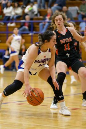 Emilee Maynard pushes her way into the paint. | SHERI BATY PHOTO