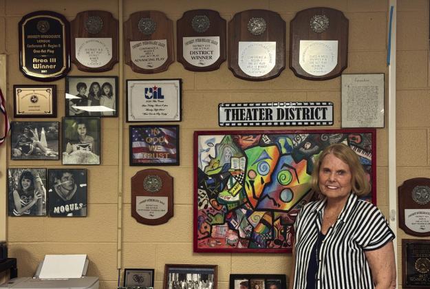 STAGING SUCCESS Karen Longan has racked up more than half a century of teaching and directing at Munday schools.“I was ready to change the world,”she said of her debut in education.“What has keptmegoingiswatchingstudentsreachtheirpotential.” | RACHELFARMERFORTHENEWS-COURIER