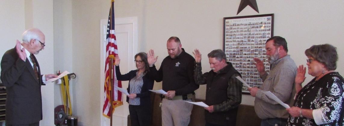 Judge Wojcik swears in county officials. Don Thompson/The Knox County News-Courier