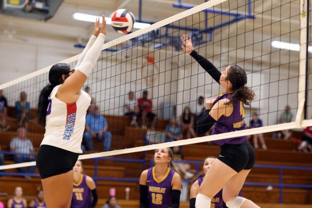BATTLE AT THE NET Knox City’s Audri Perez and Munday’s Brooke Urbanczyk battle at the net. | SHERI BATY