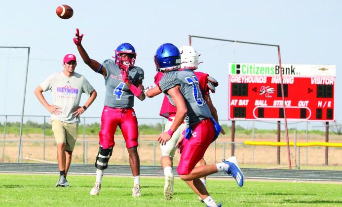 Sheri Baty/The Knox County News-Courier Devin Guillory with a pass to Bryson Callaway