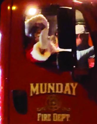 SANTA’S ARRIVAL Santa makes his arrival on a firetruck. | RACHEL FARMER PHOTO
