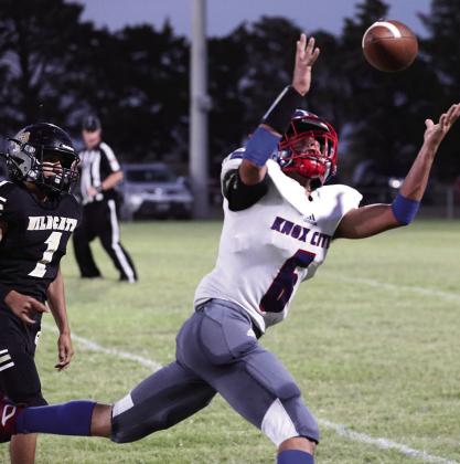 Ryan Shaver makes the sideline catch for the first down Sheri Baty/The Knox County News-Courier