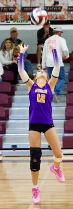 WELL PLACED BALL Braylynn Myers sets the ball. | LACI BOWMAN PHOTO