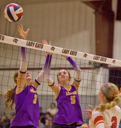 DEFENDING THE NET Mogulettes Kennedy BosworthandCodyRaeHunterdefendatthenet in what was a 5-set thriller ending with Munday falling to Rotan. | SHERI BATY PHOTO Rotan also eliminated the Mogulettes in 2024, taking a 3-1 match bi-district victory. Munday finishes the season with a 16-19 record, one win ahead of last year’s team.