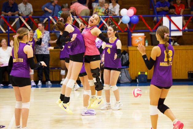 MUNDAYMOGULETTESGETTHEW The Munday Mogulettes girls volleyball took on Knox City girls in a volleyball matchup last week. The Mogulettes took the win in three out of four sets. | SHERI BATY PHOTOS