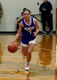 KinsleeCarverbringstheballupthecourtand setsuptheoffense. | LACIBOWMANPHOTO