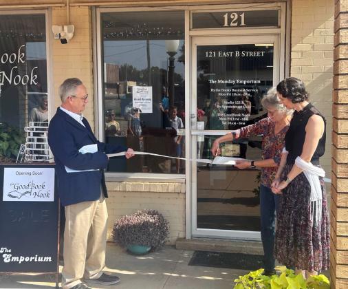 OPENFORBUSINESS—ANDINSPIRATION JudgeDonThompson assisted Aug. 1 with the ribbon cutting for Munday’s newest business. The GoodBook Nook is ready to serve your Christian book and gift needs, according to owners Cindy Kesler and Jennifer Hodges.