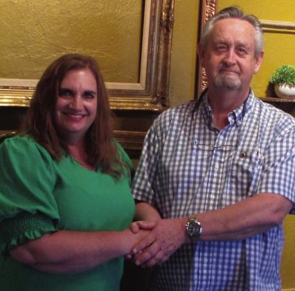 NEWOFFICERSATMUNDAYLIONS RondaThompson,MundayLionsPresidentpassesontheofficeto new Lions President DonThompson who took office at the July 16 meeting. | LYNDLE REEVES PHOTO