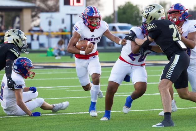 NOT THE GREYHOUNDS’ NIGHT The Greyhound offensive line creates a hole for Zander Abila during Friday night’s game against the Jaybirds. Ultimately the Jaybirds outscored the Greyhounds with a final score of 0-56. FULL STORY, PAGE 8 | SHERI BATY PHOTO