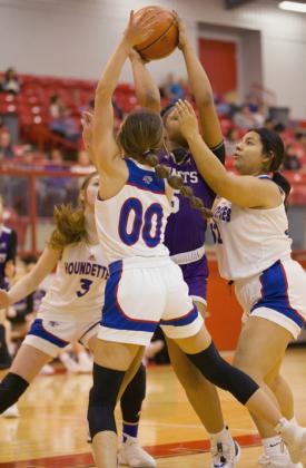 JadenBaxterandReynaAlvarez play some hard defense against the Hornets. | SHERI BATY PHOTO