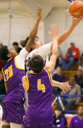 MOGULSFORCEPRESSURE The Munday Moguls forced pressure on the Knox City Greyhounds in last week’s game, outscoring the Hounds 49-35. | SHERI BATY PHOTO