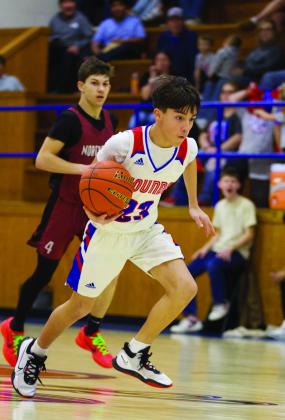 IzaiahTrevino pushes past the defense in a fastbreak | SHERI BATY PHOTO