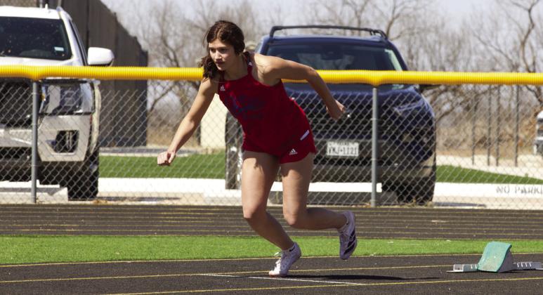 Jaden Baxter starts the 400 M. | SHERI BATY PHOTOS