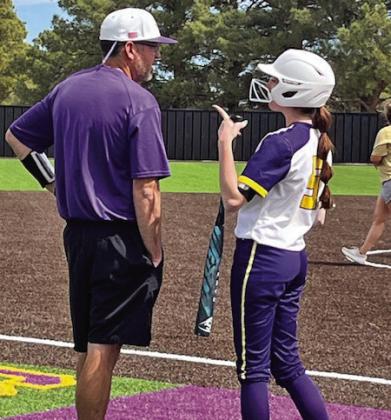 PITCHINGCHANGE MundaysoftballcoachBrandonLangstonand Olivia Myers discuss strategy during a Quanah pitching change in the Mogulettes’big win over Quanah. | SUE JANE SULLIVAN