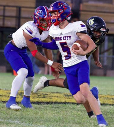 GAINED SPEED ANDYARDS Bently Stroud picks up the speed and the yards in Friday night’s game against Crowell. | SHERI BATY PHOTO