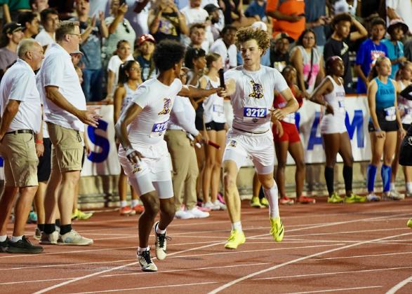 Haiden Bowman hands off to Ja’RiyisWilliams in the 4x400m relay.