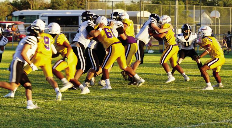 MOGULSTRAVELTO ARCHER CITYThe Munday Moguls defensive line goes to work. | LACI BOWMAN