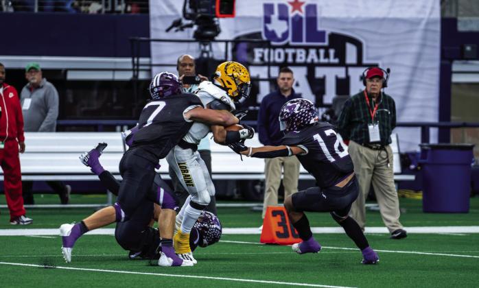 Seniors Brody White, Mario Silva, and Nichola Stovall make a stop against Loraine Carlos Juarez Photography
