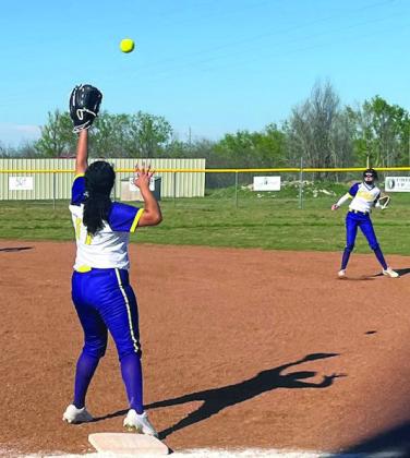 MOGULETTESWIN TheMundaysoftballteamdefeatedQuanah28-16 Tuesday for a non-district win. | SUE JANE SULLIVAN PHOTOS