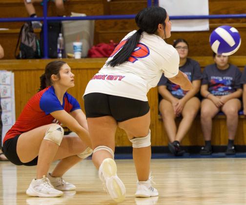 PASSING FROM THE BACK Knox City’s Miley Arrieta makes the pass from the back row against the Wildcats. | SHERI BATY PHOTO