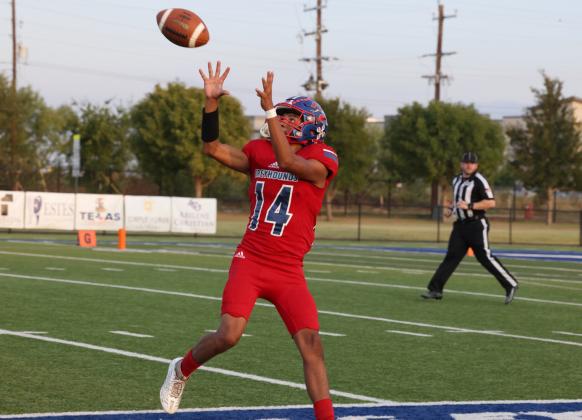 SAULMARTINEZ makes the catch and runs for the touchdown just one of many as Knox City defeated Veribest Friday, Sept. 25 in Abilene. | SHERI BATY PHOTOS