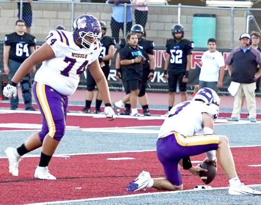 GONZALEZ’PAT IS GOOD Abraham Gonzalez kicks in the extra point.