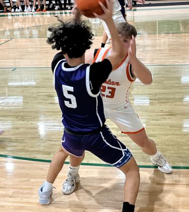 MUSTANGS PREVAIL #5 Sophomore Ayden Montanez works the floor in the Benjamin Mustangs bi-district victory Tuesday night. | SUE JANE SULLIVAN PHOTO
