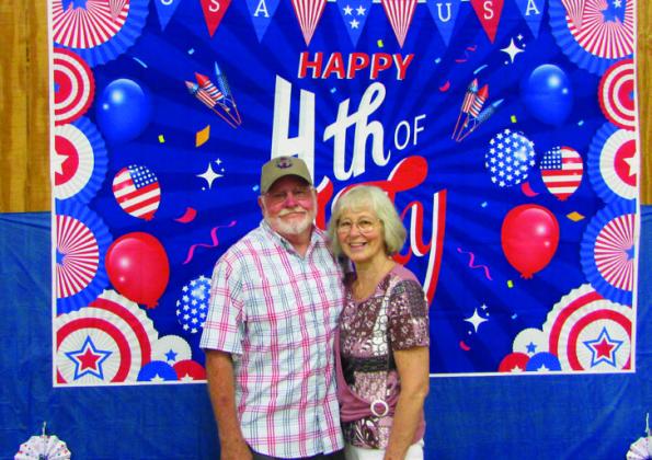 JEFFANDBRENDASEARCYtookadvantageofthe photo opportunity backdrop
