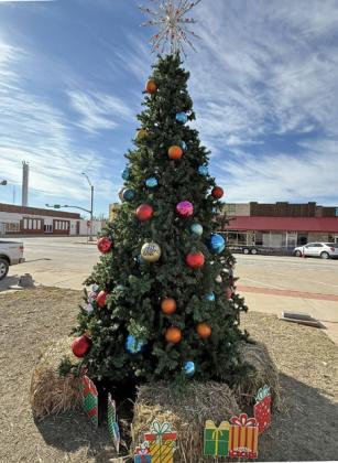 Knox City Chamber of Commerce lights Christmas tree, lights new era