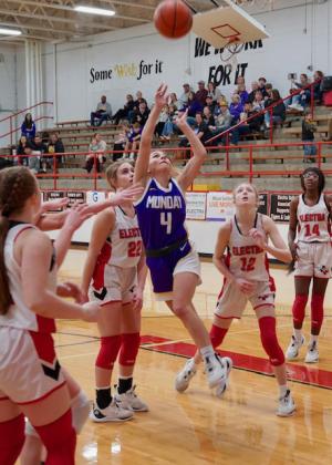 Kinslee Carver drives to the lane. | PHOTOS BY LACI BOWMAN